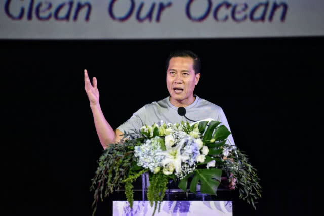 "วีระศักดิ์" ร่วมงานวันทะเลโลก - เก็บขยะชายหาดภูเก็ต