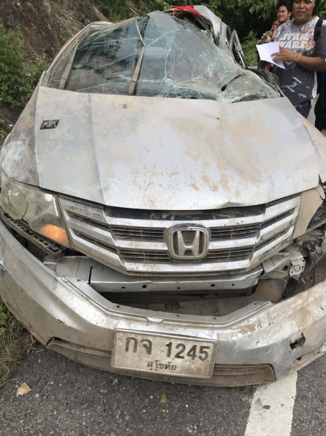 ซิ่งเก๋งลงข้างทาง ฟาดกับหินหน้าผารถพังยับคนขับหวิดดับ
