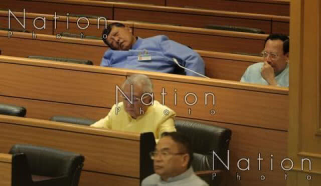 "พล.อ.อ.ชาลี" ไม่แก้ตัว "นพ.ธำรง" ไม่ตอบ เหตุงีบหลับคาประชุมสภาฯ