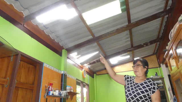 พายุฝนพังบ้านประชาชนเสียหายหลายหลังคาเรือน
