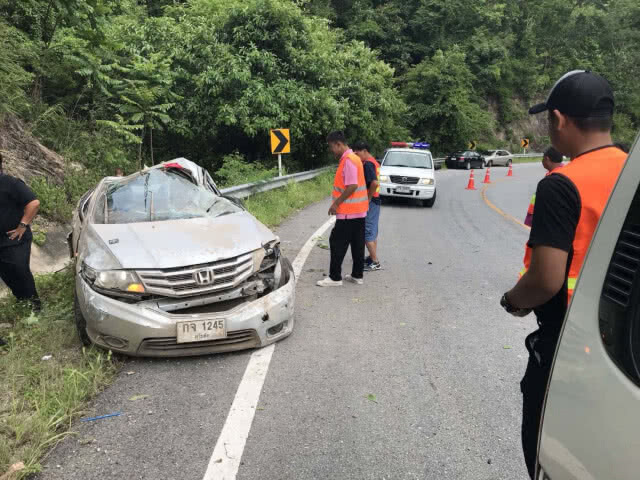 ซิ่งเก๋งลงข้างทาง ฟาดกับหินหน้าผารถพังยับคนขับหวิดดับ