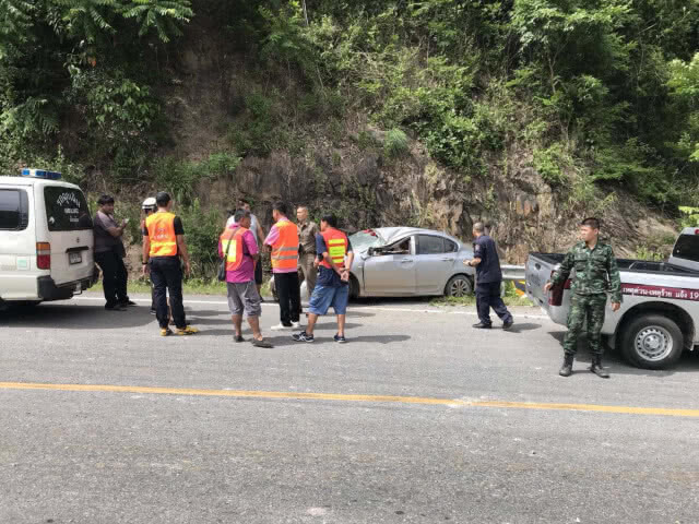 ซิ่งเก๋งลงข้างทาง ฟาดกับหินหน้าผารถพังยับคนขับหวิดดับ