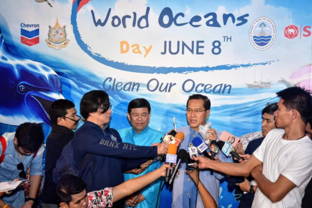 "วีระศักดิ์" ร่วมงานวันทะเลโลก - เก็บขยะชายหาดภูเก็ต
