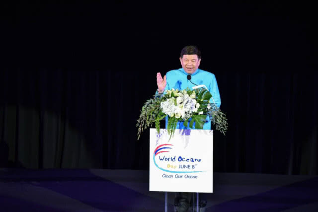"วีระศักดิ์" ร่วมงานวันทะเลโลก - เก็บขยะชายหาดภูเก็ต