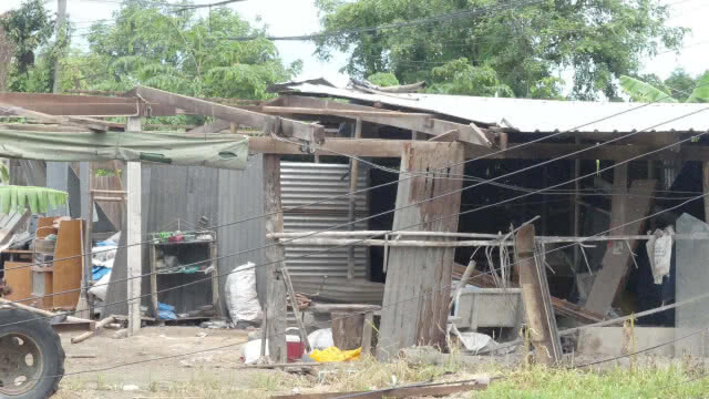 พายุฝนพังบ้านประชาชนเสียหายหลายหลังคาเรือน