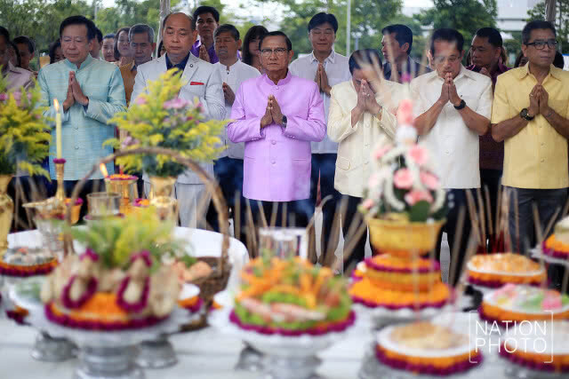 พิธีสักการะองค์พระพรหม เนื่องในวันสถาปนาสำนักงานคณะกรรมการการเลือกตั้ง ครบรอบ 20 ปี