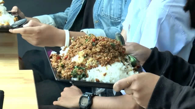 เต็มอิ่มเพียง 69 บาท!! ร้านอาหารโคราช เอาใจ นร.-นศ. จานเดียวกินได้ 4 คน