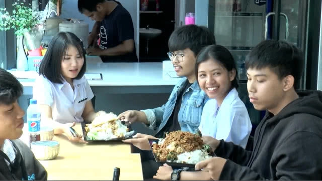 เต็มอิ่มเพียง 69 บาท!! ร้านอาหารโคราช เอาใจ นร.-นศ. จานเดียวกินได้ 4 คน