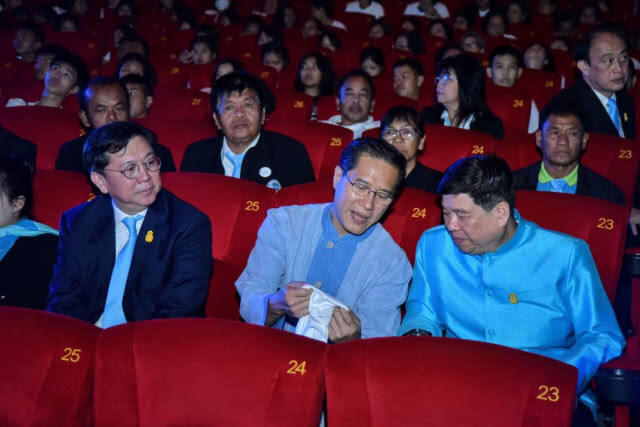 "วีระศักดิ์" ร่วมงานวันทะเลโลก - เก็บขยะชายหาดภูเก็ต