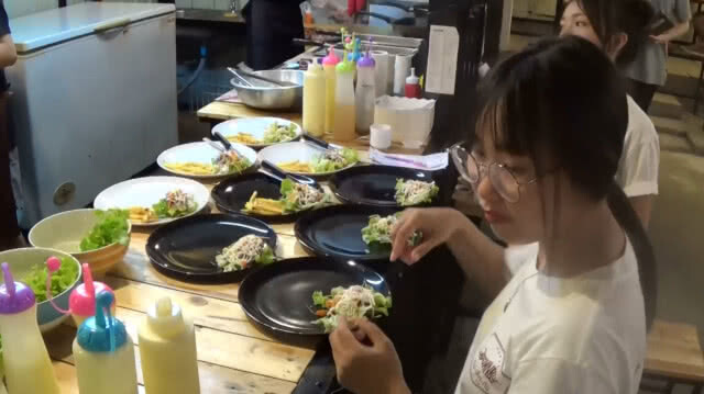วัยรุ่นพะเยา เปิดร้าน กิน-เต็ก-กัน สร้างรายได้วันละกว่า1 หมื่นบาท