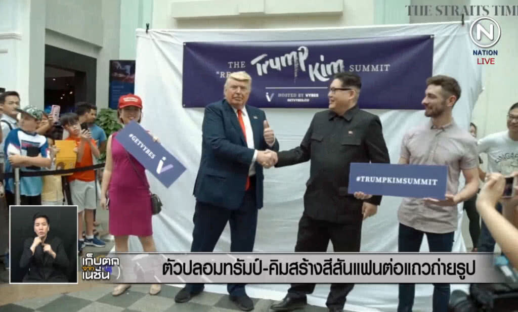(คลิปข่าว) ตัวปลอมทรัมป์-คิม สร้างสีสันแฟนต่อคิวถ่ายรูป (คลิปข่าว) ตัวปลอมทรัมป์-คิม สร้างสีสันแฟนต่อคิวถ่ายรูป