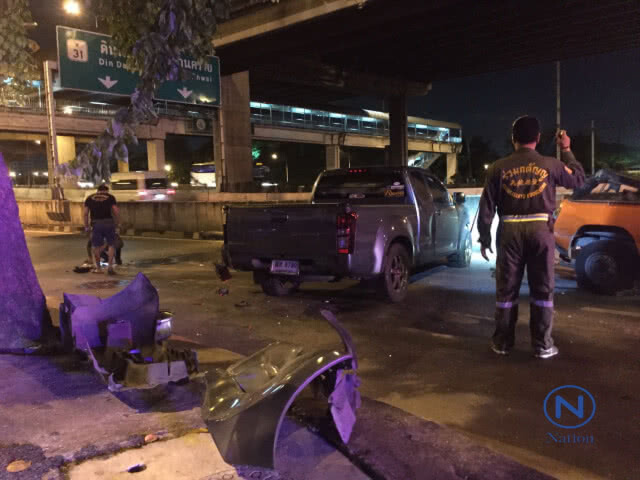 กระบะซิ่งชนขอบทาง พลิกคว่ำ!!
กลางถนนวิภาวดี