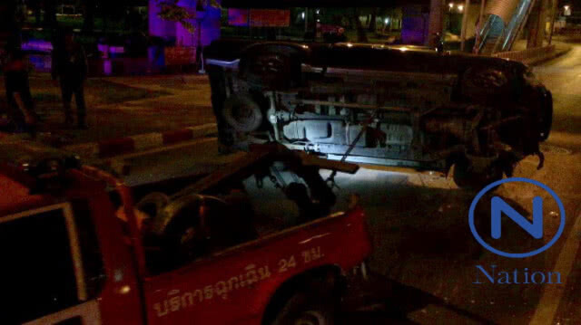 กระบะซิ่งชนขอบทาง พลิกคว่ำ!!
กลางถนนวิภาวดี
