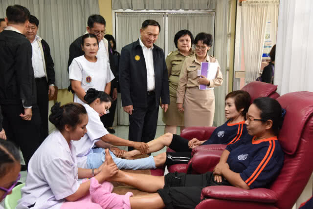 "บิ๊กอู๋" ลงพื้นที่กำแพงเพชร - นครสวรรค์ ลุยฝึกอาชีพผู้มีรายได้น้อยฯ
