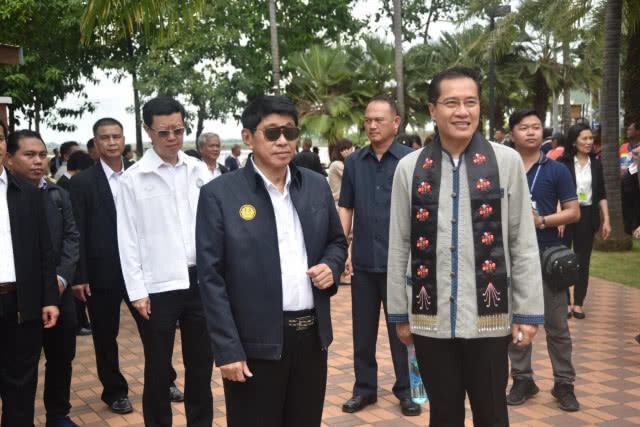 "บิ๊กตู่"โบกมือ"ไอเลิฟยู" ทักทายชาวพิจิตร
"วีระศักดิ์"พร้อมผลักดันเมืองชาละวันเป็นแหล่งท่องเที่ยว