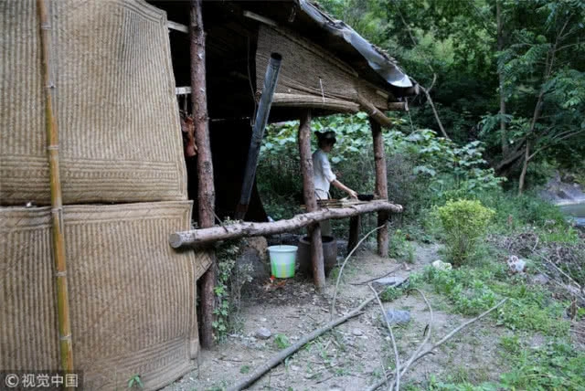 โกยรายได้เฉียดแสน สาวจีนไลฟ์สดชีวิตในป่าเขา