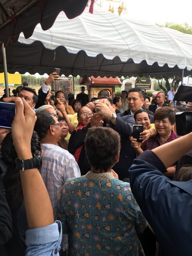 "บิ๊กตู่"กราบ"หลวงพ่อเพชร"ที่"เมืองชาละวัน"เหวอหญิงกลางคนปรี่"หอมแก้ม"