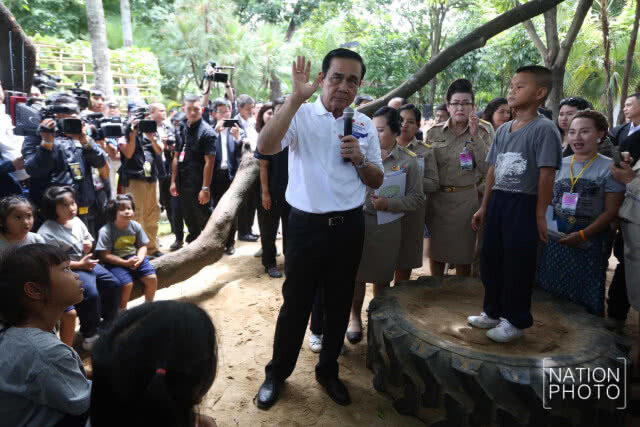"บิ๊กตู่"กราบ"หลวงพ่อเพชร"ที่"เมืองชาละวัน"เหวอหญิงกลางคนปรี่"หอมแก้ม"