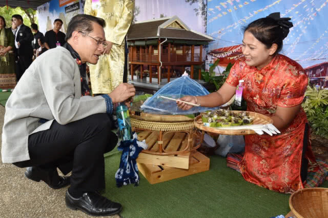 "บิ๊กตู่"โบกมือ"ไอเลิฟยู" ทักทายชาวพิจิตร
"วีระศักดิ์"พร้อมผลักดันเมืองชาละวันเป็นแหล่งท่องเที่ยว