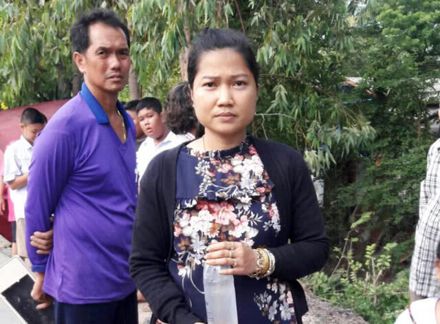 แม่ค้าสาวขับรถวูบเฉี่ยวแม่ค้าลูกชิ้นปิ้งตกร่องน้ำหวิดดับ