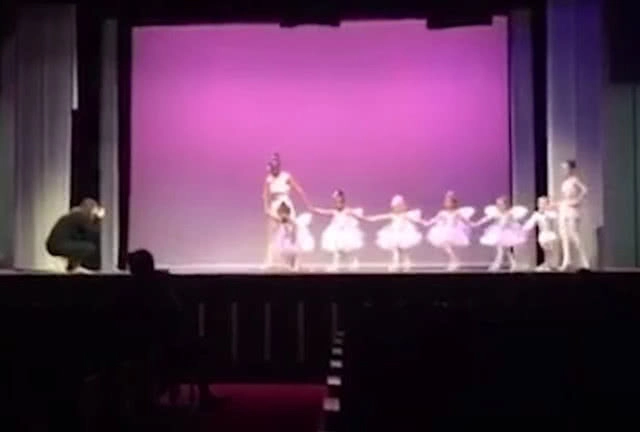 คุณพ่อตัวอย่าง! ขึ้นเต้นบัลเลต์นำลูกสาวตัวน้อยที่ตื่นเวที (ชมคลิป)