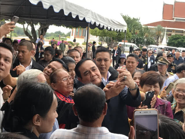 "บิ๊กตู่"กราบ"หลวงพ่อเพชร"ที่"เมืองชาละวัน"เหวอหญิงกลางคนปรี่"หอมแก้ม"