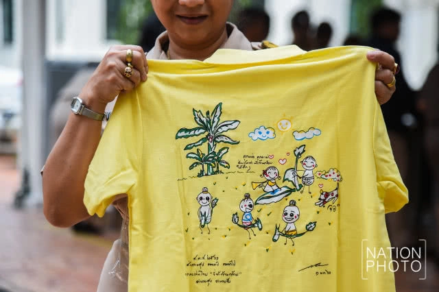 สนป. เริ่มจำหน่ายเสื้อลายฝีพระหัตถ์ ในหลวง ร.10 (ภาพชุด)