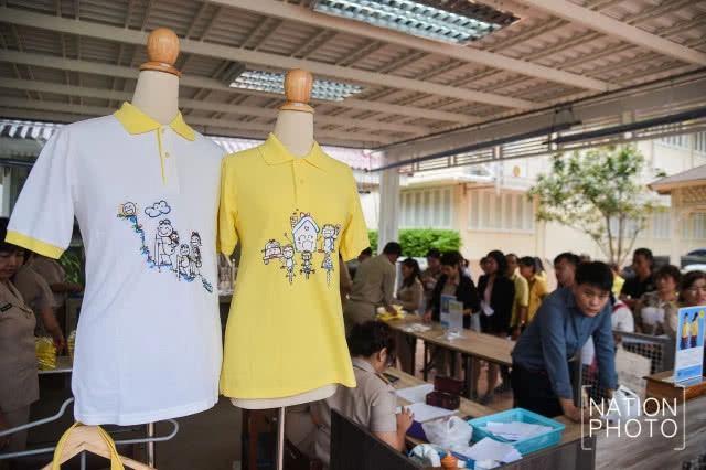 สนป. เริ่มจำหน่ายเสื้อลายฝีพระหัตถ์ ในหลวง ร.10 (ภาพชุด)