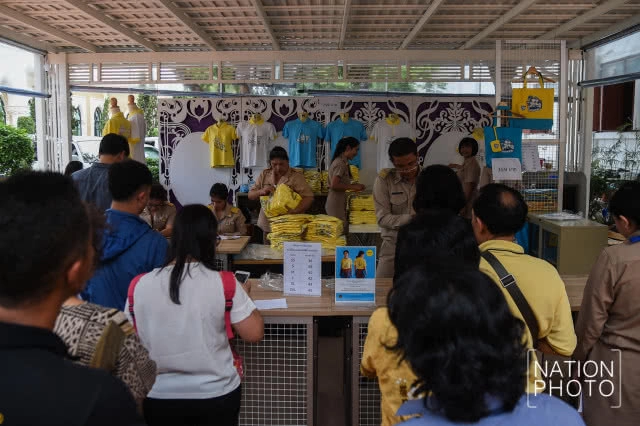 สนป. เริ่มจำหน่ายเสื้อลายฝีพระหัตถ์ ในหลวง ร.10 (ภาพชุด)