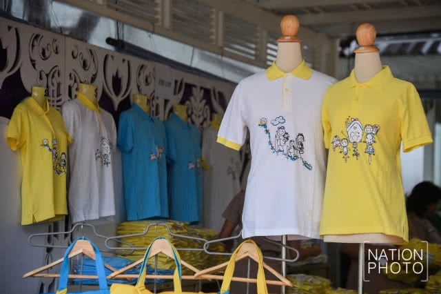สนป. เริ่มจำหน่ายเสื้อลายฝีพระหัตถ์ ในหลวง ร.10 (ภาพชุด)