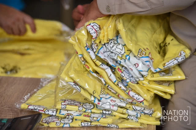 สนป. เริ่มจำหน่ายเสื้อลายฝีพระหัตถ์ ในหลวง ร.10 (ภาพชุด)