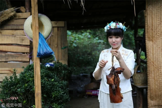 โกยรายได้เฉียดแสน สาวจีนไลฟ์สดชีวิตในป่าเขา