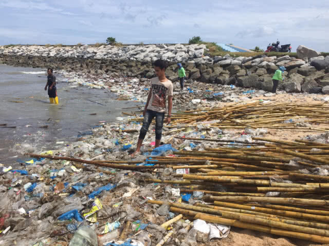 ขยะนับล้านลอยเกยหาดบ้านอำเภอ สะเทือนภาพลักษณ์การท่องเที่ยว