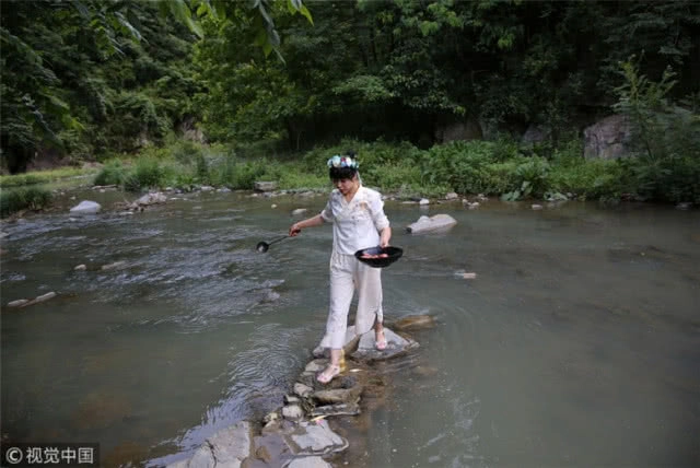 โกยรายได้เฉียดแสน สาวจีนไลฟ์สดชีวิตในป่าเขา