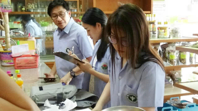 สสจ.เข้าตรวจสอบร้าน ขายยาแผนโบราณ ที่หญิงสาวอ้างกินยาทำหน้าพัง