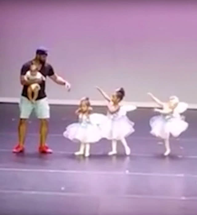 คุณพ่อตัวอย่าง! ขึ้นเต้นบัลเลต์นำลูกสาวตัวน้อยที่ตื่นเวที (ชมคลิป)