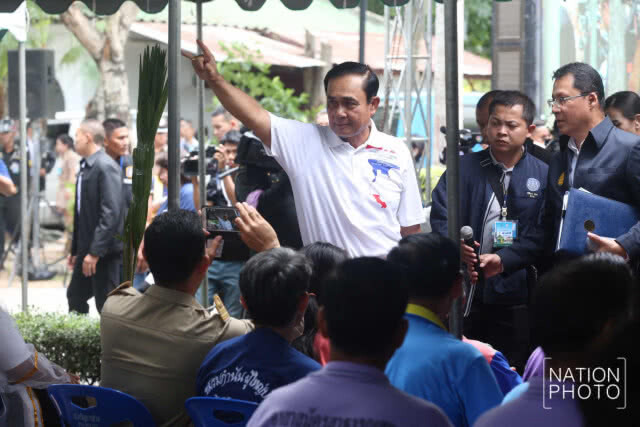 "บิ๊กตู่"กราบ"หลวงพ่อเพชร"ที่"เมืองชาละวัน"เหวอหญิงกลางคนปรี่"หอมแก้ม"