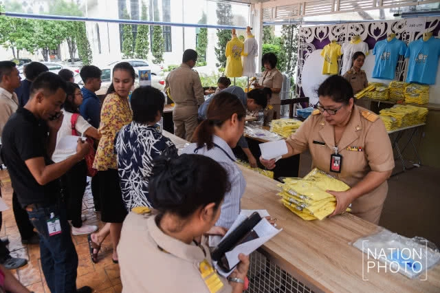สนป. เริ่มจำหน่ายเสื้อลายฝีพระหัตถ์ ในหลวง ร.10 (ภาพชุด)