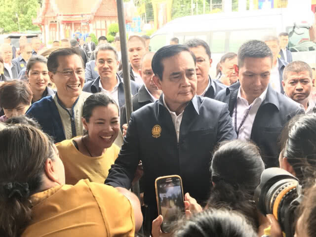 "บิ๊กตู่"โบกมือ"ไอเลิฟยู" ทักทายชาวพิจิตร
"วีระศักดิ์"พร้อมผลักดันเมืองชาละวันเป็นแหล่งท่องเที่ยว
