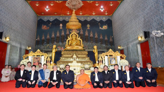 "นายกฯ" กราบ "หลวงพ่อเพชร" ที่เมืองชาละวัน