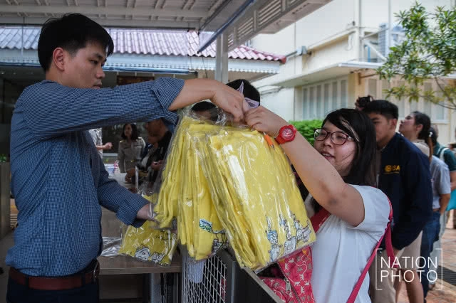 สนป. เริ่มจำหน่ายเสื้อลายฝีพระหัตถ์ ในหลวง ร.10 (ภาพชุด)