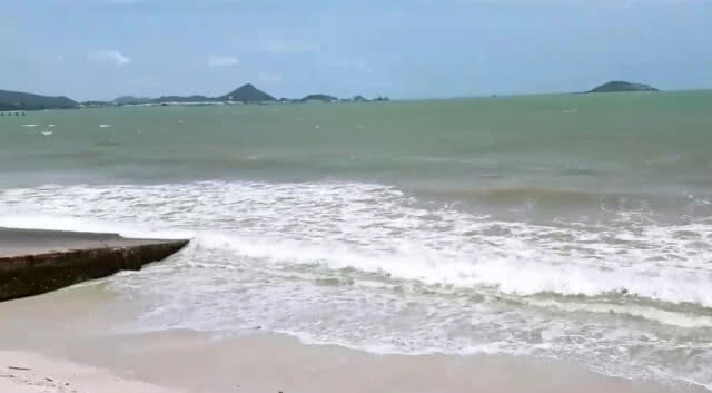 ประกาศเตือนอ่าวสัตหีบมีคลื่นสูงลมแรง ห้ามประชาชนลงเล่นน้ำทะเล