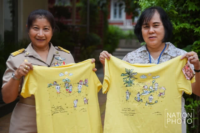 สนป. เริ่มจำหน่ายเสื้อลายฝีพระหัตถ์ ในหลวง ร.10 (ภาพชุด)