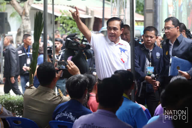 "บิ๊กตู่"กราบ"หลวงพ่อเพชร"ที่"เมืองชาละวัน"เหวอหญิงกลางคนปรี่"หอมแก้ม"