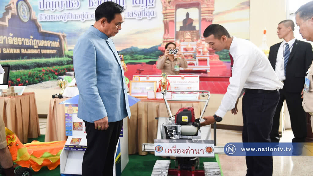 นายกฯ ควัก 15,000 ซื้อ "เครื่องดำนา" ต้นแบบ ที่ดัดแปลงจากเครื่องตัดหญ้า นายกฯ ควัก 15,000 ซื้อ "เครื่องดำนา" ต้นแบบ ที่ดัดแปลงจากเครื่องตัดหญ้า