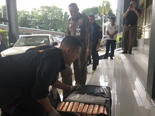 กองปราบสกัดกัญชาอัดแท่ง 650 โล นำเข้าจากประเทศเพื่อนบ้านเตรียมส่งขายนักท่องเที่ยว(มีคลิป)