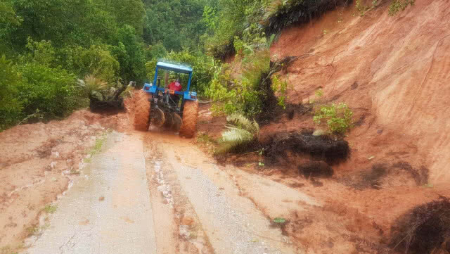 ครูดอยสุดระทม! ฝนตกหนักถนนถูกตัดขาด
