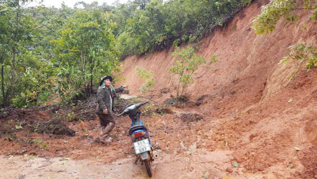 ครูดอยสุดระทม! ฝนตกหนักถนนถูกตัดขาด