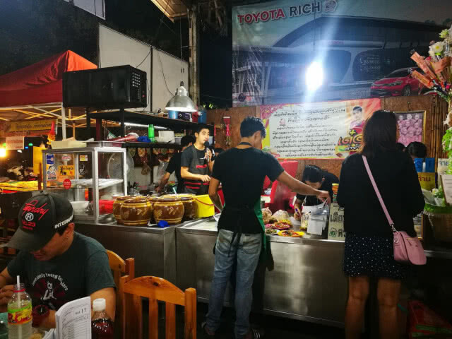ฮิตร้านส้มตำยำแซบรักชาติประกาศเชิญลูกค้ายืนตรงเคารพธงชาติทุกเย็น