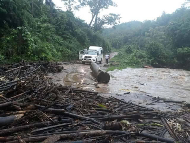 ครูดอยสุดระทม! ฝนตกหนักถนนถูกตัดขาด